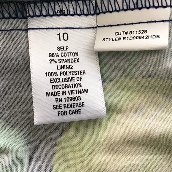 ROZ & Ali fit and flare, cross bodice, self tie box pleated skirt dress.… - Picture 10 of 12